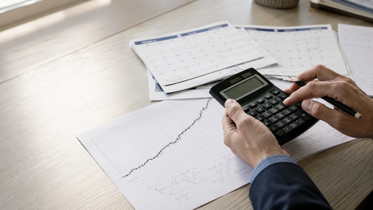 100倍には10年で年率58.5%、20年で25.9%が必要