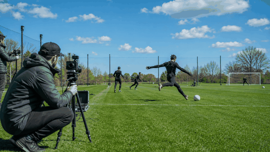 屋外のサッカー場で行われるモーションキャプチャー撮影