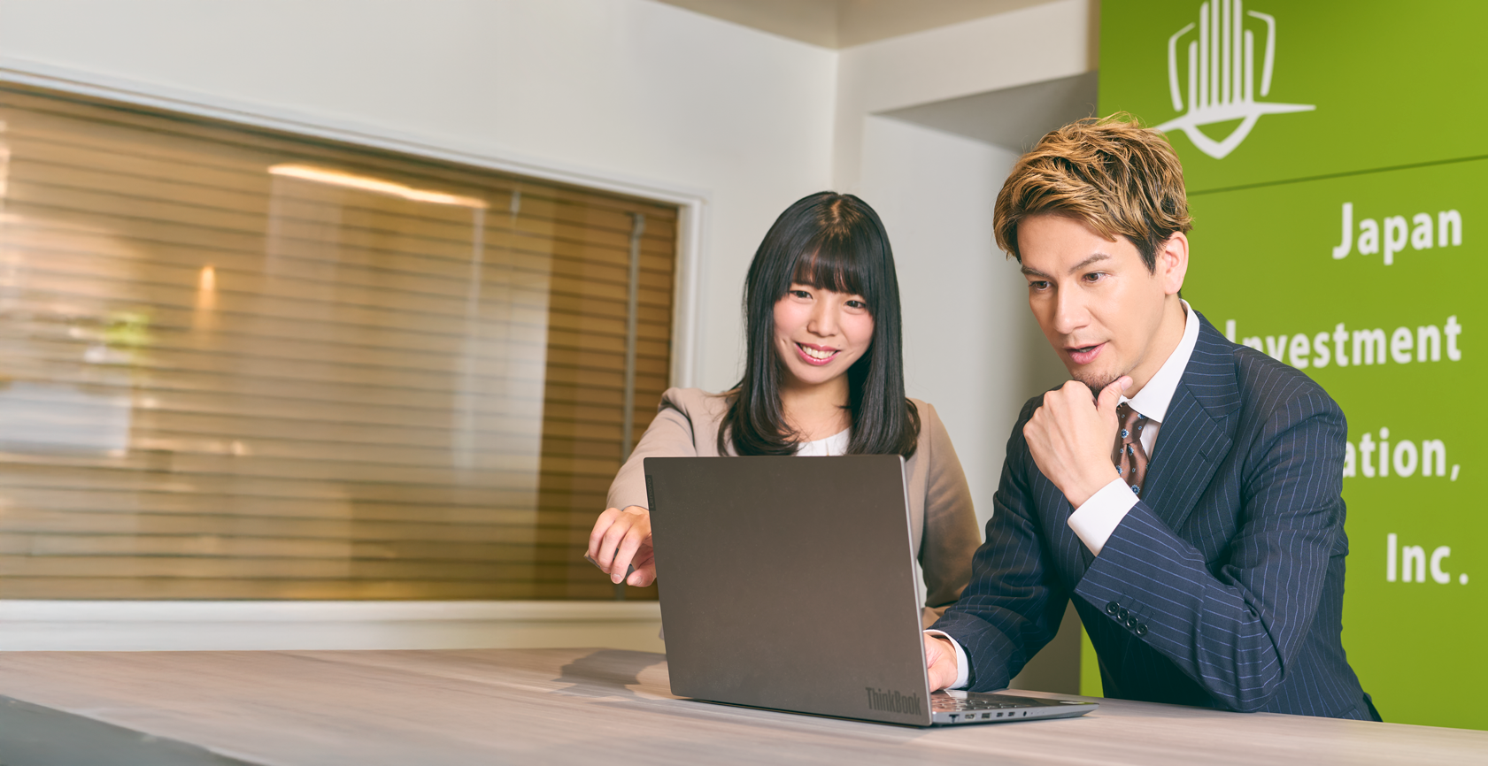 日本株の調査資料を確認するアナリスト